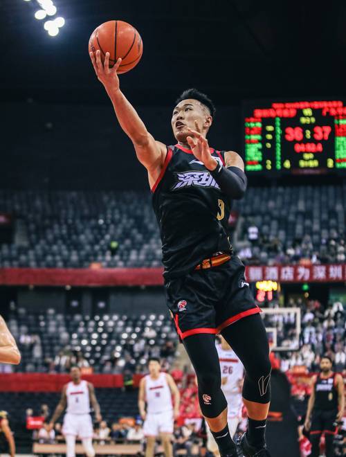江苏男篮备战下轮比赛，球员士气高涨
